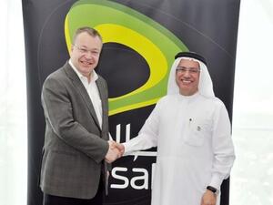 Stephen Elop, President and CEO of Nokia and Mohammed Omran, Etisalat Chairman shaking hands
