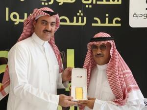 Abdul Aziz Sharaf from Khobar receives one kilo of gold from STC
