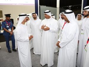 سلطان بن سليم واحمد محبوب مصبح في حديث مع موظفي جمارك دبي بالمعرض