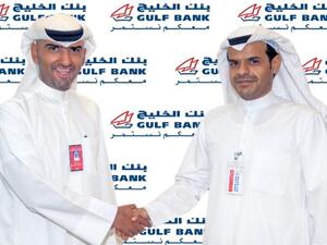 مساعد المزيدي، مدير منطقة، يهنئ سعد مشعل مزيد المطيري، أحد الفائزين بسحب الدانة للأسبوع الثالث عشر