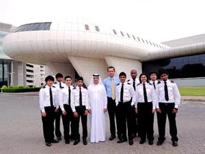 الدكتور أحمد العلي، مدير كلية الإمارات للطيران، يتوسط الدفعة الأولى من طلبة برنامج EASA للحصول على رخصة طيار تجاري