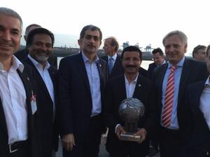 سعادة سلطان أحمد بن سليم، رئيس مجلس إدارة موانئ دبي العالمية وعدد من كبار المسؤولين في الشركة خلال الحفل الرسمي لافتتاح محطة "روتردام وورلد غيتواي" الأكثر ابتكارا وحداثة في العالم.