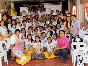 عدد من موظفي موانئ دبي العالمية في محطة إي تي أل في الفلبين الذين تطوعوا لتدريس البرنامج، مع طلاب إحدى المدارس المحلية