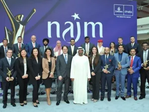 2.	سمو الشيخ أحمد بن سعيد آل مكتوم في لقطة تذكارية مع موظفي مجموعة الإمارات الفائزين بـ"جائزة الرئيس" ضمن برنامج "نجم" السنوي