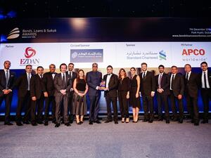 الفريق المالي في موانئ دبي العالمية يتلقى جائزة صكوك الدرجة الاستثمارية/صفقة الصكوك للعام خلال جوائز الشرق الأوسط للسندات والقروض والصكوك 2016 الذي عقد في دبي مؤخرا