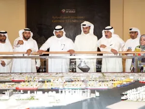 	الوفد خلال جولة في مبنى حمدان بن محمد لسفن الرحلات البحرية في ميناء راشد