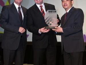 Emirates Palace receiving the award