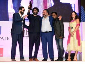 خلال استلام الجائزة