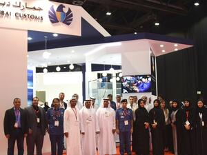 لقطة تذكارية لفريق عمل جمارك دبي في المعرض.