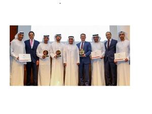 خلال إستلام الجائزة