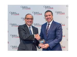 خلال إستلام الجائزة