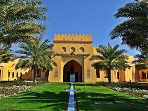 فندق تلال ليوا، الفندق الأشهر بصحراء الربع الخالي.