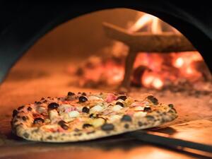 بالاضافة إلى البيتزا النابولية، يقدم المطعم أطباقاً إيطالية تقليدية أخرى مثل الجنوشي ولحم الضأن على الطريقة الإيطالية والأضلاع بالفستق بالإضافة إلى الجيلاتو الإيطالي المميز والحلويات الشهية.