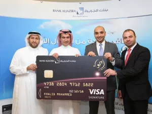 مسؤولي بنك الجزيرة وفيزا العالمية أثناء إطلاق بطاقة أجواء الائتمانية الجديدة كلياً
