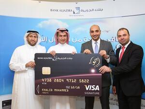مسؤولي بنك الجزيرة وفيزا العالمية أثناء إطلاق بطاقة أجواء الائتمانية الجديدة كلياً