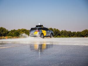The demonstration was then taken further by fully obscuring the driver’s windscreen, leaving him to navigate the track using the live feed from a 4K video camera to his VR headset.