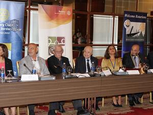 خلال الإجتماع