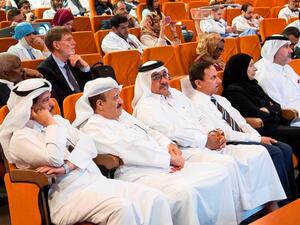 سعادة الدكتورة حنان محمد الكواري، وزير الصحة العامة، والدكتور عبد الله الأنصاري، الرئيس الطبي بالوكالة بمؤسسة حمد الطبية، وعدد من قادة مؤسسة حمد الطبية خلال حضورهم فعاليات الجلسة الافتتاحية لمؤتمر قطر الخامس لسرطان القولون والمستقيم. 