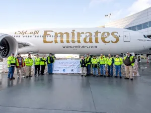 طائرة بوينج 777-300ER جديدة تسلمتها طيران الإمارات مؤخراً، ونقلت على أول رحلة لها من سياتل إلى دبي شحنة مساعدات إنسانية بالتعاون مع بوينج ومنظمة أنذر جوي فاونديشن Another Joy Foundation