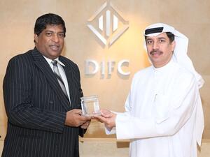 سعادة عيسى كاظم محافظ مركز دبي المالي العالمي مع وزير المالية سري لانكا معالي رافي رافي كارونانايكي