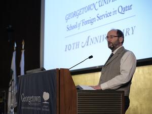 السيد الان غرين ، المدير المشارك للخدمات العامة في مكتبة قطر الوطنية يلقى الكلمة الافتتاحية في المحاضرة الأولى من سلسلة المحاضرات العامة المتخصصة للمكتبة