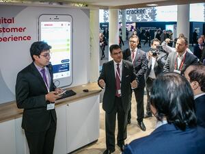 نجيب خان، الرئيس التنفيذي لشركة وريدو المالديف يعرض التطبيق