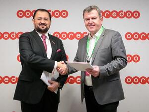 وليد السيد ، الرئيس التنفيذي لشركة كيوتل قطر و كريس ديدوكيت - نائب الرئيس التنفيذي في جميع أنحاء العالم مبيعات سيسكو في MWC