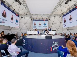 شارك في الحدث أكثر من 300 متحدث من عالم التقنية، وأحدث الشركات الناشئة إضافة لشركات التكنولوجيا العريقة.