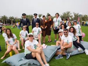 أفراد طاقم الضيافة الجوية في الاتحاد للطيران مع فريق من أليطاليا