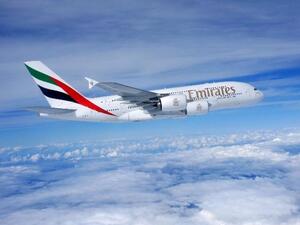طائرة طيران الإمارات طائرة الإيرباص A380 بدأت خدمة إحدى الرحلات اليومية الثلاث إلى ملبورن. وتواصل الطائرة رحلتها من ملبورن إلى أوكلاند في نيوزيلندا
