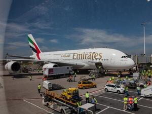 طائرة الإمارات الإيرباص A380 في مطار شيبول