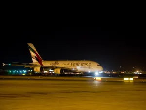 	طائرة الإمارات الإيرباص A380 تهبط الليلة الفائتة في مطار البحرين الدولي
