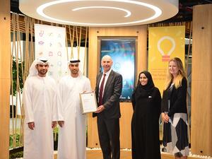 خلال استلام الجائزة