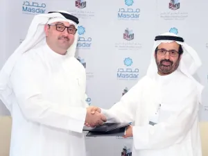 معالي الدكتور علي راشد النعيمي مدير عام مجلس أبوظبي للتعليم، ومحمد جميل الرمحي، الرئيس التنفيذي لـ"مصدر" أثناء توقيع اتفاقية التعاون