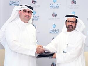 معالي الدكتور علي راشد النعيمي مدير عام مجلس أبوظبي للتعليم، ومحمد جميل الرمحي، الرئيس التنفيذي لـ"مصدر" أثناء توقيع اتفاقية التعاون