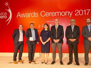 خلال استلام الجائزة