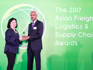 دير الإمارات للشحن الجوي في سنغافورة، نورياتي عبد الرحمن، يتسلم جائزة "أفضل ناقلة شحن في الشرق الأوسط" ضمن الجوائز الآسيوية للشحن وسلسلة الإمداد AFLAS من ساشي بالا، نائب الرئيس لخدمات الشحن في مطار سنغافورة الدول