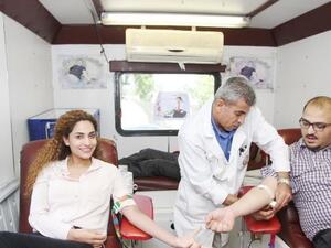 موظفو البنك الأهلي الأردني خلال المشاركة بحملة "كلنا أهل، دمنا واحد"