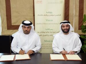 ووقع المذكرة السيد احمد حمد أبوشهاب، مدير ادارة تنمية الوقف لمؤسسة الأوقاف وشؤون القصر، والسيد عبدالله احمد فرج، مدير إدارة التسويق والفعاليات وعلاقات الشركاء لنادي دبي لسباقات الهجن.