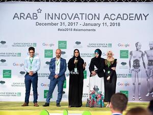 صورة جماعية لإحدى الفرق الفائزة في النسخة الأولى من مبادرة  "الأكاديمية العربية للابتكار" أثناء عرض فكرة شركتهم الناشئة.