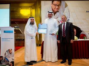 الدكتور عبدالله الأنصاري (وسط) نائب رئيس الشؤون الطبية والأكاديمية والبحوث لخدمات الجراحة، يتسلم جائزة أفضل إدارة عن قسم الجراحة قدمها البروفيسور الجناحي (يسار) والبروفيسور هيلهاوس (يمين).  
