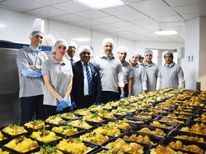 فندق آرت روتانا يتعاون مع إدارة جزر أمواج في توزيع الطعام 