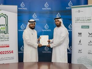 عيسى محمد النهمي، مسؤول شعبة الحصالات في "جمعية بيت الخير"، يسلم شهادة شكر وتقدير لــ محمد الشيباني، مدير مجتمع في إدارة نخيل للتخطيط والإدارة المجتمعية وذلك تقديراً لدعم الشركة المستمر للجمعية.