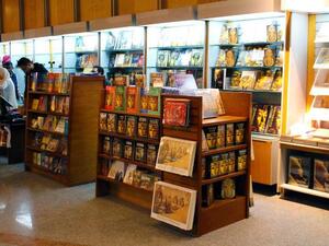 مكتبة دار نشر الجامعة الأمريكية بالقاهرة بالمتحف المصري.