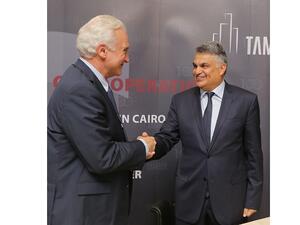 فرانسيس ريتشياردوني رئيس الجامعة وسعد الوزان رئيس شركة تعمير.