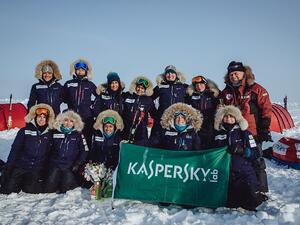 أكمل بنجاح الفريق المؤلّف من أربع نساء من الشرق الأوسط وسبع من أوروبا، تزلجاً شاقاً إلى الدائرة القطبية الشمالية، وذلك بصحبة مستكشفتين قطبيتين خبيرتين.