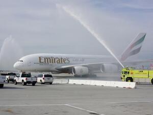 رشاشات المياه التقليدية تستقبل طائرة الإمارات A380 في مطار لوس أنجلوس