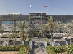 مصنع أبنوس الممتد على مساحة 15,000 متر مربع في مجمع دبي للاستثمار، مزوّد بأحدث الأجهزة لقطع الأخشاب.