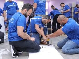 شملت عمليات إعادة التأهيل التي شارك فيها موظفو آبفي (AbbVie) إعادة تأهيل ملعب الأطفال الخارجي وتزويده بمجموعة جديدة من الألعاب