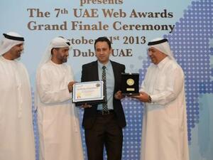 Abdulla Mahmood receiving the UAE Web Awards